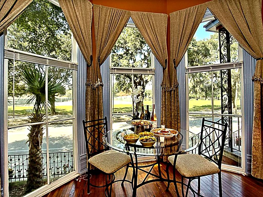 Huge Victorian Beauty Overlooking Forsyth Park